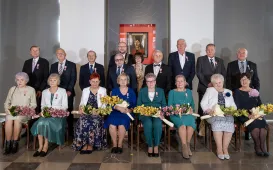 Wspólne pamiątkowe zdjęcie jubilatów  z prezydentem Torunia