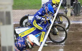 Żużlowcy na starcie biegu