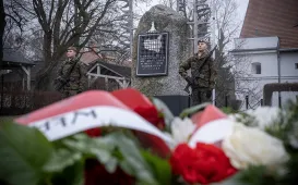 Złożenie kwiatów pod pomnikiem Żołnierzy Niezłomnych