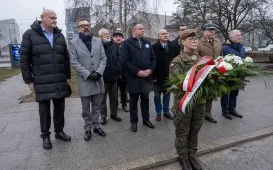Złożenie kwiatów pod pomnikiem Żołnierzy Niezłomnych