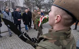 Złożenie kwiatów pod pomnikiem Żołnierzy Niezłomnych