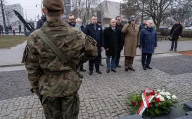 Złożenie kwiatów pod pomnikiem Żołnierzy Niezłomnych