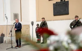 Wiązanki pamięci dla ofiar maja 1982 r.