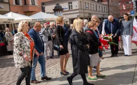 Wiązanki pamięci dla ofiar maja 1982 r.