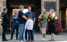 Złożenie kwiatów pod tablicą poświęconą Ludziom „Solidarności” Regionu Toruńskiego, 29.08.2025 r.
