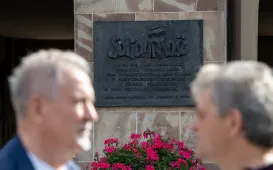 Złożenie kwiatów pod tablicą poświęconą Ludziom „Solidarności” Regionu Toruńskiego, 29.08.2025 r.