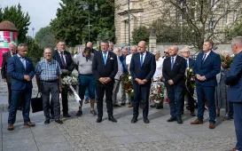 Złożenie kwiatów pod tablicą poświęconą Ludziom „Solidarności” Regionu Toruńskiego, 29.08.2025 r.