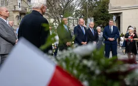 Złożenie kwiatów pod tablicą poświęconą Ludziom „Solidarności” Regionu Toruńskiego, 29.08.2025 r.