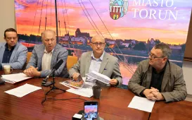 24 października br. w Urzędzie Miasta Torunia odbyła się konferencja prasowa, w trakcie której zaprezentowaliśmy zmiany w organizacji ruchu, funkcjonowaniu komunikacji miejskiej w okresie Wszystkich Świętych.