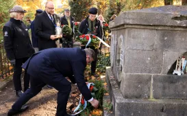 Wiązanki na grobach Honorowych Obywateli Torunia