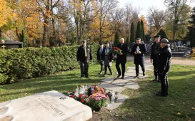 Wiązanki na grobach Honorowych Obywateli Torunia