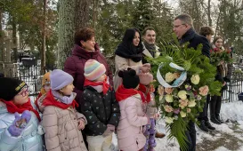 Prezydent Miasta Torunia Paweł Gulewski i Przewodniczący Rady Miasta Torunia Łukasz Walkusz uczcili pamięć Honorowych Obywateli Miasta Torunia składając wiązanki kwiatów na grobach Wandy Szuman i o. Władysława Wołoszyna.