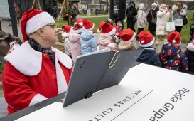 Zimowy Song przy fortepianie plenerowym