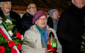 44. rocznica wprowadzenia stanu wojennego – pamięć i hołd złożony przy tablicy na Wałach Sikorskiego 10