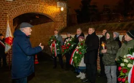 44. rocznica wprowadzenia stanu wojennego – pamięć i hołd złożony przy tablicy na Wałach Sikorskiego 10