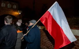 44. rocznica wprowadzenia stanu wojennego – pamięć i hołd złożony przy tablicy na Wałach Sikorskiego 10