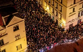Szacujemy, że w Sylwestrowej Mocy Przebojów uczestniczyło na starówce ponad 20 tys. osób. Ile przed telewizorami? Czekamy na wyniki badań oglądalności.  31 grudnia na Rynku Staromiejskim (po raz drugi) odbyła się Sylwestrowa Moc Przebojów, zorganizowana przez Gminę Miasta Toruń, samorząd województwa kujawsko-pomorskiego i TV Polsat.  Wydarzenie - pomimo większej liczby uczestników niż rok temu - przebiegło spokojnie.  Dla mieszkańców i gości Torunia, a także widzów przed telewizorami zagrali, m.in. Perfect 