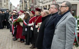 Obchody 553. urodzin Mikołaja Kopernika - złożenie kwiatów pod pomnikiem