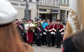 Obchody 553. urodzin Mikołaja Kopernika - złożenie kwiatów pod pomnikiem