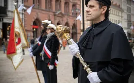 Obchody 553. urodzin Mikołaja Kopernika - złożenie kwiatów pod pomnikiem