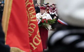 Obchody 553. urodzin Mikołaja Kopernika - złożenie kwiatów pod pomnikiem