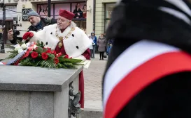 Obchody 553. urodzin Mikołaja Kopernika - złożenie kwiatów pod pomnikiem