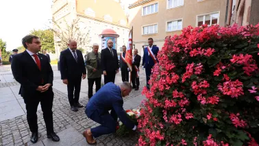 Kwiaty pod tablicą Solidarności przy ul. Piekary 37 