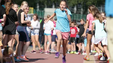 Skok w dal - dziewczynka na rozbiegu