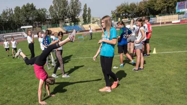 Zabawy sportowe na stadionie miejskim