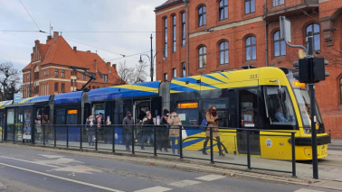 Na zdjęciu widać pasażerów wysiadających z tramwaju