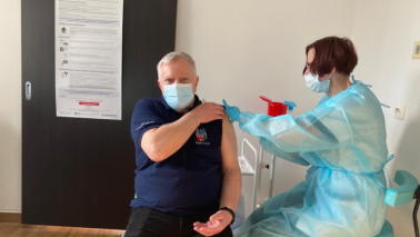 Na zdjęciu zastępca prezydenta Torunia Zbigniew Fiderewicz przyjmuje dawkę szczepionki