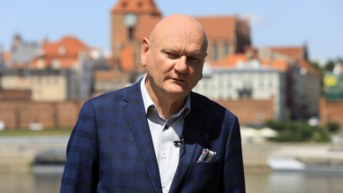 Na zdjęciu prezydent Torunia Michał Zaleski, w tle panorama toruńskiej starówki
