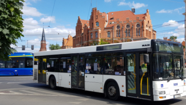 Na zdjęciu widać autobus miejski, w tle budynek Urzędu Miasta Torunia