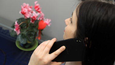Na zdjęciu: kobieta rozmawiająca przez telefon