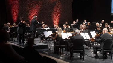 Na zdjęciu: muzycy i dyrygent na scenie CKK Jordanki