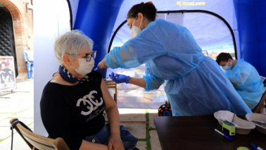 Na zdjęciu - pielęgniarka wykonuje szczepienie kobiecie