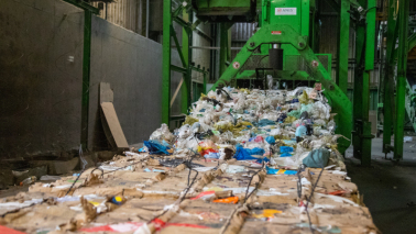 Zdjęcie przedstawia sortownię śmieci w toruńskim MPO