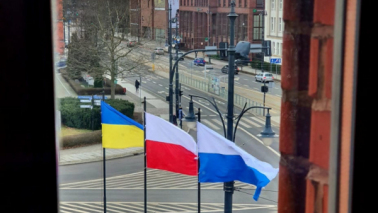 Na zdjęciu: flagi: polska, ukraińska i toruńska powiewające przed budynkiem urzędu miasta