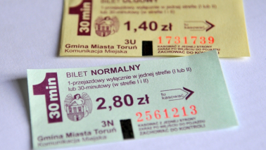 Na zdjęciu bilety papierowe komunikacji miejskiej w Toruniu
