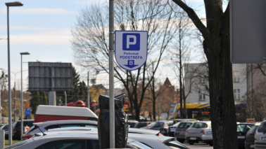 Na zdjęciu parking samochodowy ze znakiem informacyjnym pionowym Parkomat Podstrefa B