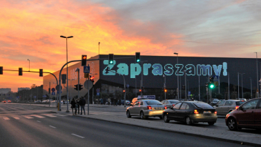 Ulica Bema przy Arenie Toruń o zachodzie słońca