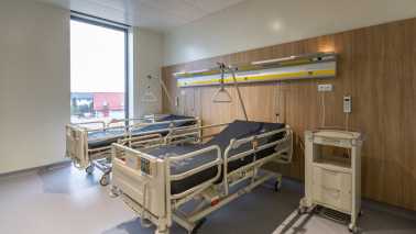 Łóżka czekające na pacjentów w nowo oddanym oddziale zakaźnym w Wojewódzkim Szpitalu Zespolonym