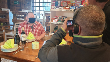 Na zdjęciu widać operatora kamery filmujące rozmowę z właścicielem restauracji Planeta Lewobrzeże