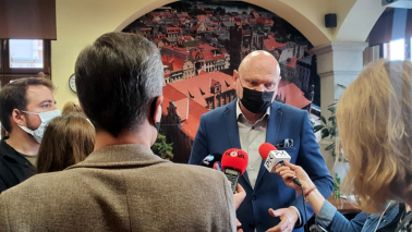 Na zdjęciu: prezydent Michał Zaleski w czarnej maseczce odpowiada na pytania dziennikarzy