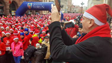 Tysiące Mikołajów na ulicach Torunia 