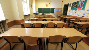 Zdjęcie przedstawia pustą klasę szkolną.