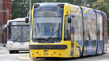 Na zdjęciu: tramwaj miejski, w tle biały autobus miejski
