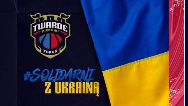 Na zdj: po prawej stronie flaga Ukrainy, po lewej logotyp Twarde Pierniki i na dole napis Solidarni z Ukrainą
