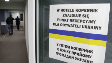 Na zdjęciu: informacja o punkcie informacyjnym napisana w językach polskim i ukraińskim naklejone na drzwiach