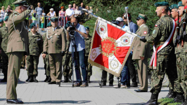 Oficer Wojska Polskiego salutuje sztandarowi Garnizonu Toruń.